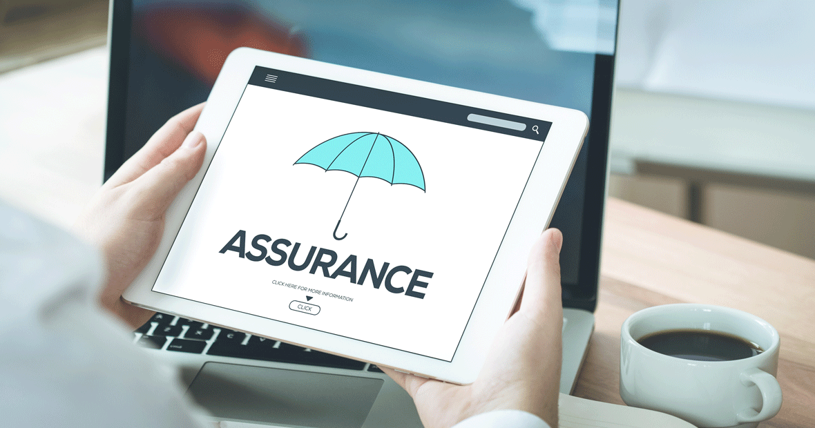 Entrepreneur vérifiant ses équipements commerciaux (assurance biens)